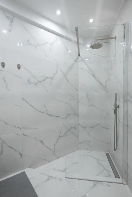 Large Comfy, Modern 5 Min To Acropolis Apartment Athens