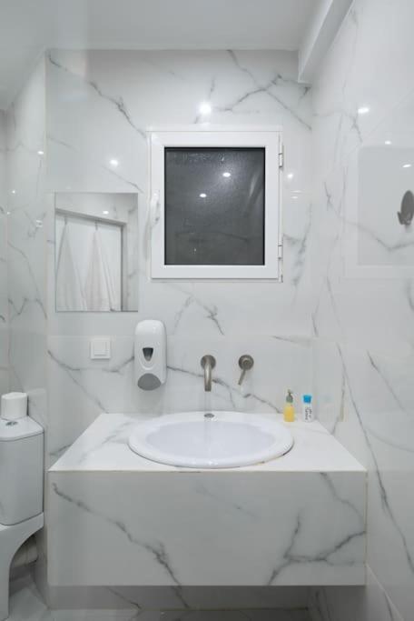 Large Comfy, Modern 5 Min To Acropolis *
